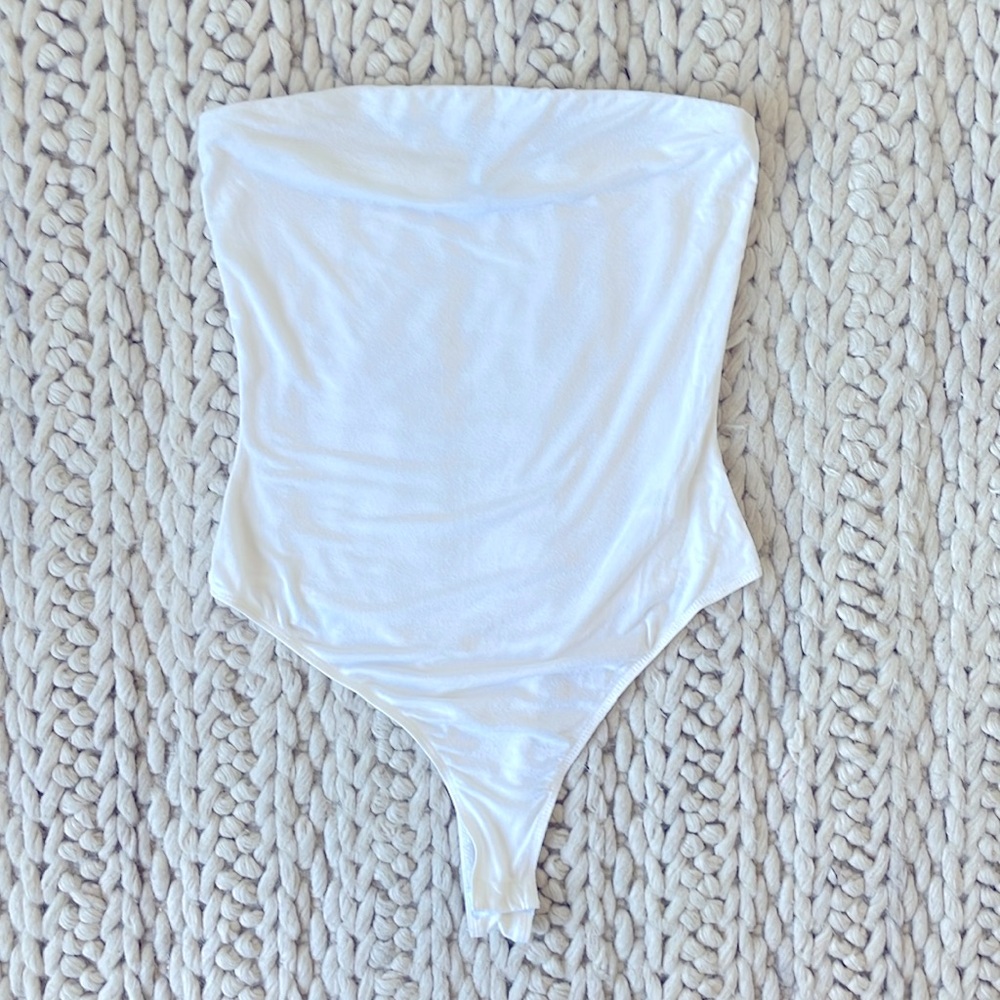 TOBI Strapless Bodysuit in White - Size: S